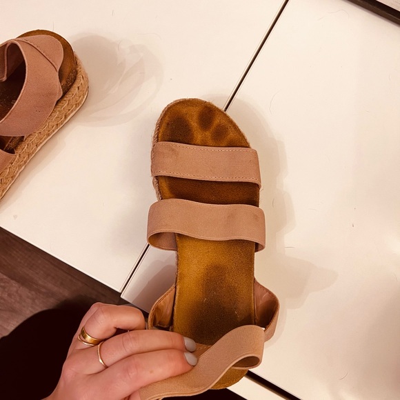 Steve Madden Tan Platform Wedges - size 6 - Picture 3 of 3